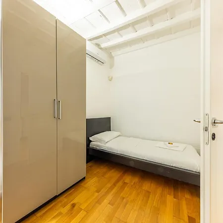 Spacious 3 Bedroom 2 Bathroom Near Metro Crocetta Center ميلان