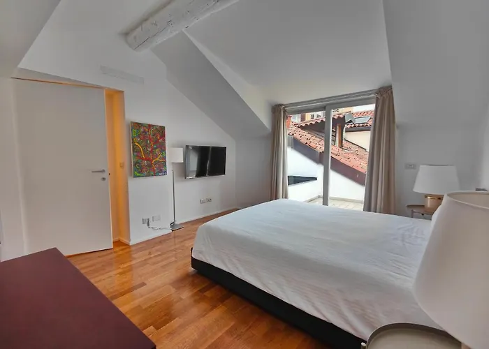 Spacious 3 Bedroom 2 Bathroom Apartment Near Metro Crocetta Milan City Center
